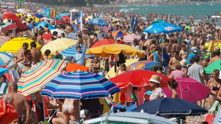 Una gran cantidad de turistas le dan color a la playa de Las Grutas.