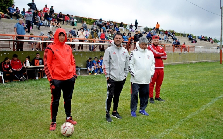 ¡Atención chicos! Gallardo prueba jugadores en Neuquén