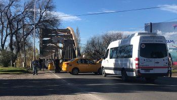 taxistas bloquean todos los accesos a neuquen tras el brutal ataque a un chofer