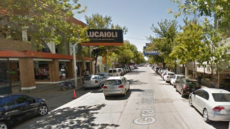 Entraron a un local, se hicieron los disimulados y se llevaron un equipo de música