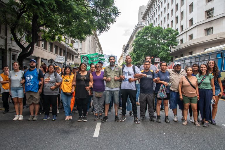 Organizaciones barriales, sociales, religiosas y diversas entidades están reclamando que el Estado destine más de 200.000 millones de pesos del ex FISU para obras en barrios populares. Recientemente, se movilizaron en Buenos Aires. Y podrían repetirlo en todo el país. Organizaciones barriales, sociales, religiosas y diversas entidades están reclamando que el Estado destine más de 200.000 millones de pesos del ex FISU para obras en barrios populares. Recientemente, se movilizaron en Buenos Aires. Y podrían repetirlo en todo el país.