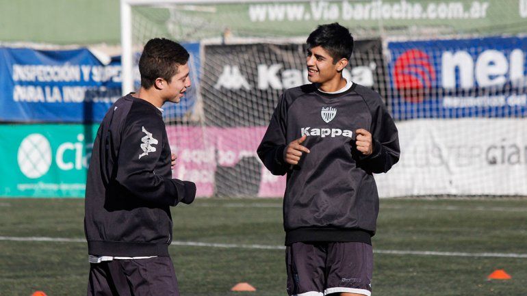 Cipo juega ante Cruz del Sur con los pibes del club