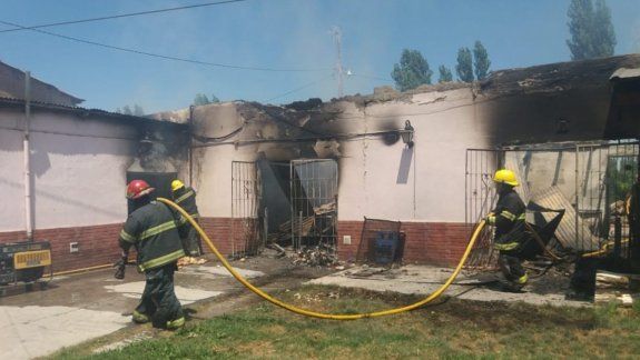 Un incendio destruyó un salón de eventos de Centenario