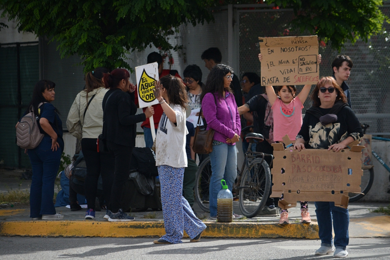 La movilización de los vecinos de Paso Córdoba se llevó adelante frente a la sede de Aguas Rionegrinas. La movilización de los vecinos de Paso Córdoba se llevó adelante frente a la sede de Aguas Rionegrinas. 
