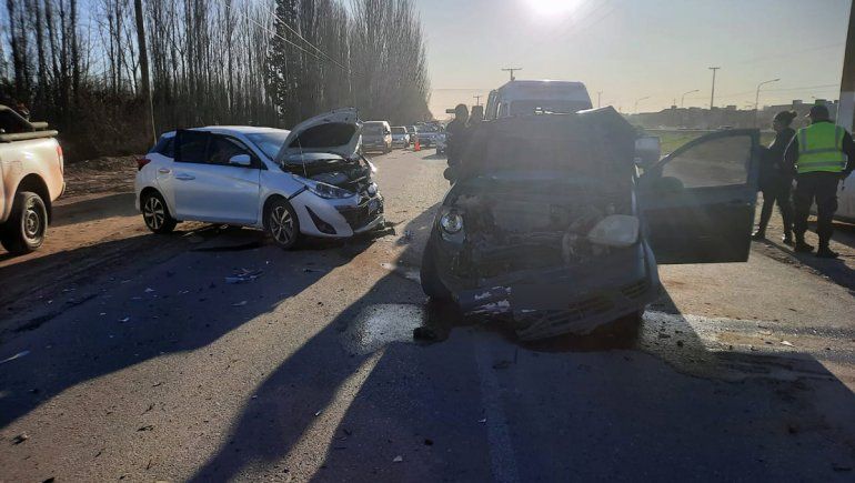 Brutal choque entre dos autos sobre la Ruta 65
