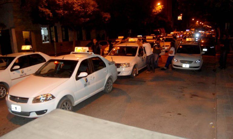 Taxistas cipoleños movilizados anoche.&nbsp;