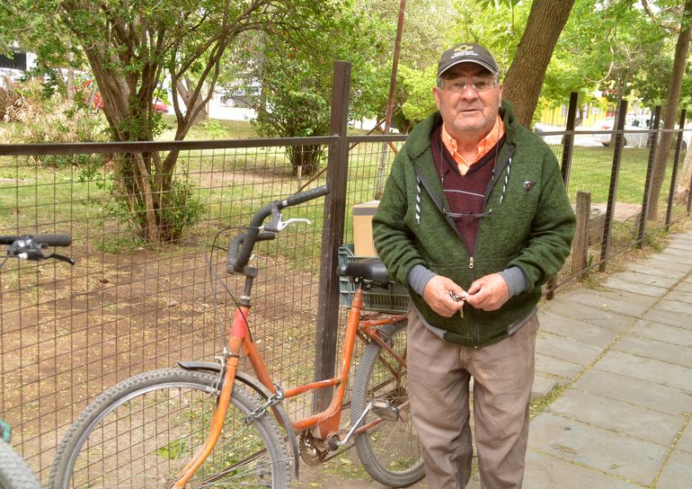 Francisco llegó y se fue en bici del colegio de calle La Esmeralda.