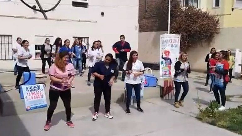 Agentes sanitarios hicieron zumba y le pusieron onda a la campaña de vacunación