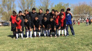 campana para que ninos no jueguen al futbol descalzos