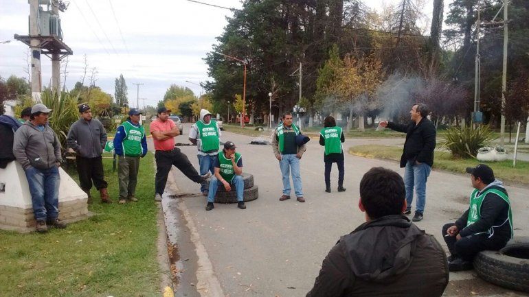 Municipales cortan la Ruta 151 en el ingreso a Cordero