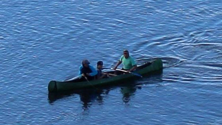 Así roba la banda de ladrones del río: asaltan a las personas en la costa y escapan en una canoa
