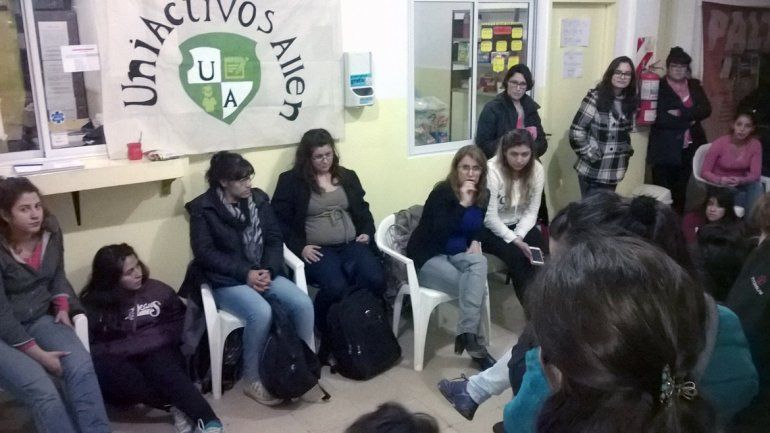 Alumnos de Enfermería protestan por el traslado de la escuela