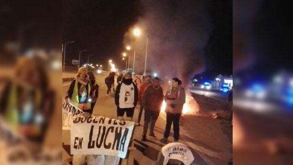 Demoras en Ruta 7 por una volanteada de docentes de El Chañar