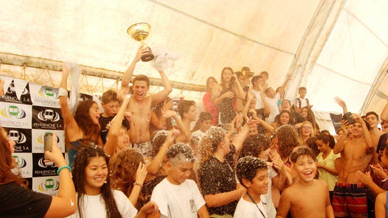 La fiesta albinegra se desató en las tribunas del natatorio local.