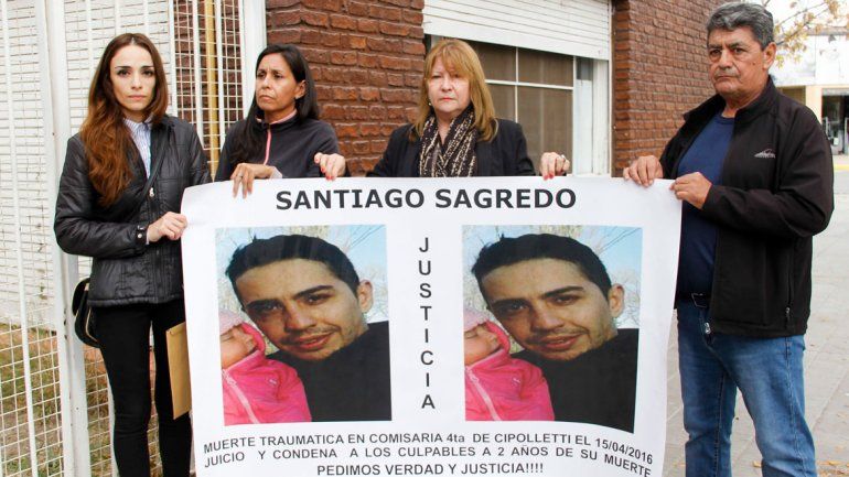 Tres policías van a juicio acusados por la muerte de Santiago Sagredo en el calabozo de la Comisaría Cuarta