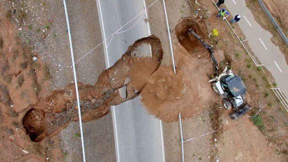 El espectacular cráter de la Ruta 7 desde un drone