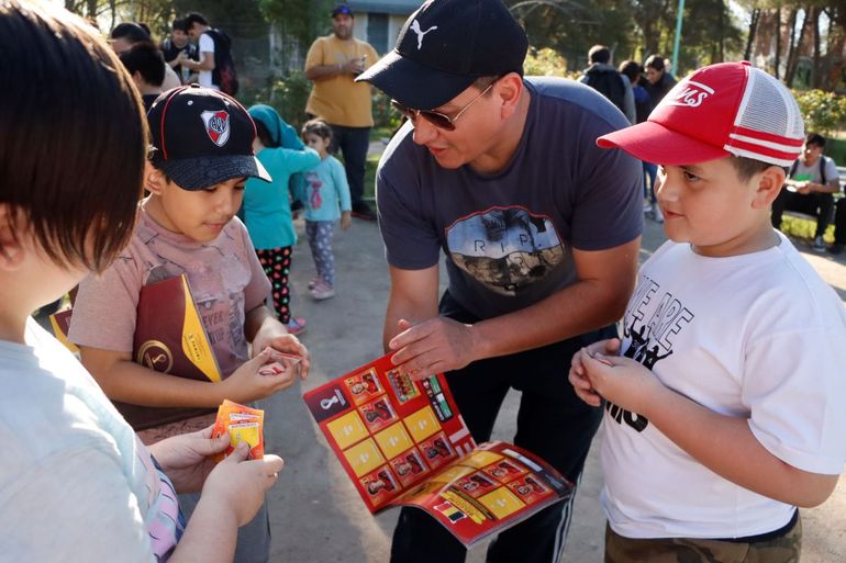 Furor por el cambio de figus del Mundial en el parque Rosauer