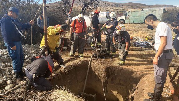 Dramático rescate de un hombre que cayó de cabeza a un pozo