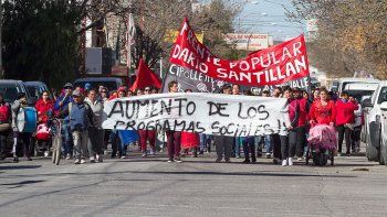 Los manifestantes cortaron la calle La Esmeralda, frente a la Anses.
