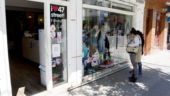 Planes de pago sin interés, ofertas especiales y otros combos son las alternativas de los comerciantes que buscan un repunte de las ventas, complicadas en el rubro indumentaria.