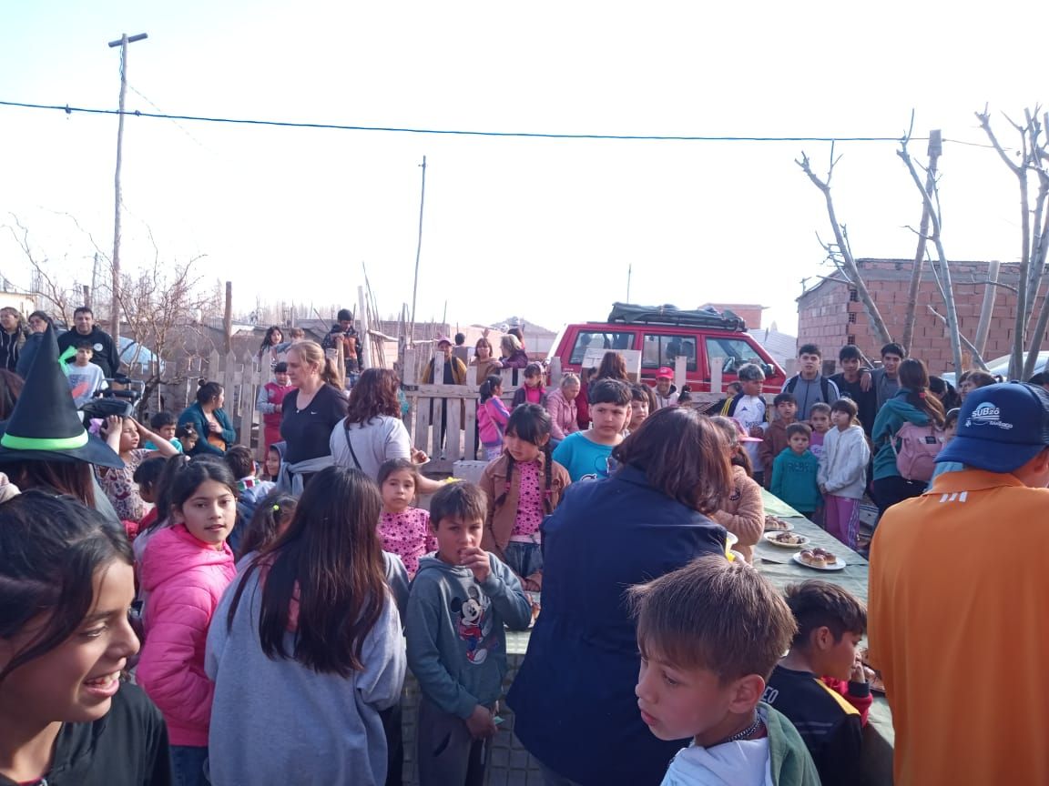 El Día del Niño se festeja con particular empeño y entusiasmo en los barrios populares, donde la labor de organizaciones sociales e instituciones permite la realización de actividades. Pero todo se puede hacer solo si hay solidaridad de la gente.