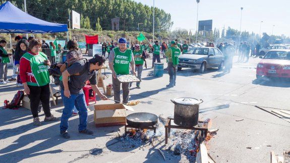 Durante la protesta en la zona de las cabinas del ex peaje, los trabajadores estatales realizaron tortas fritas que regalaron a los transeúntes y manifestantes.