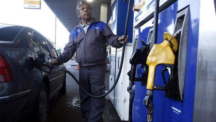Golpe silencioso a los combustibles: el Gobierno reactiva impuestos y prepara subas desde enero.