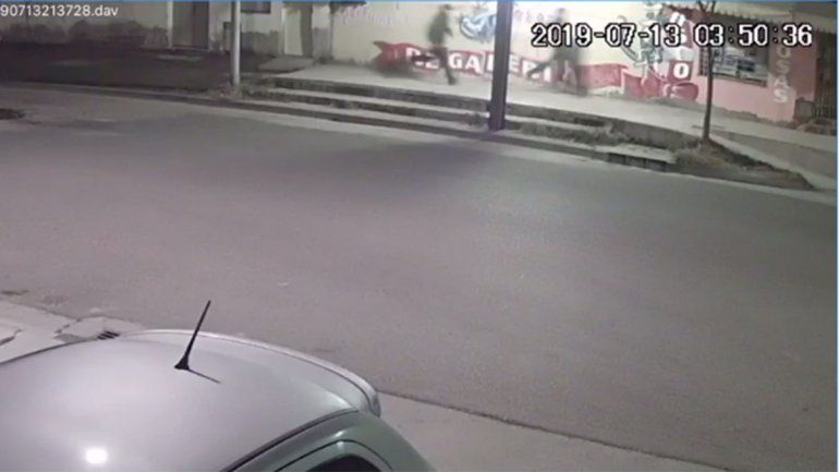 Video: así atacaron y escaparon los ladrones que balearon al taxista neuquino