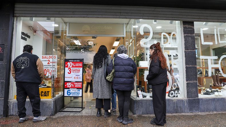 Tras 61 años, cierra una histórica zapatería de Neuquén: filas para aprovechar las últimas ofertas | LMCipolletti.com Tras 61 años, cierra una histórica zapatería de Neuquén: filas para aprovechar las últimas ofertas