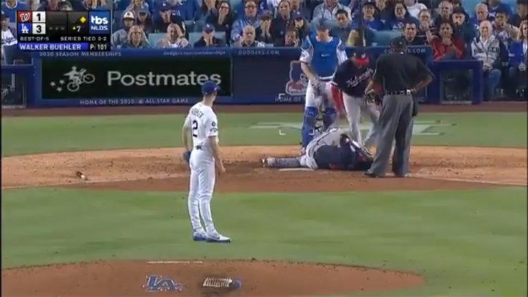 Impactante golpe en el béisbol: se desmayó tras recibir pelotazo en la cara