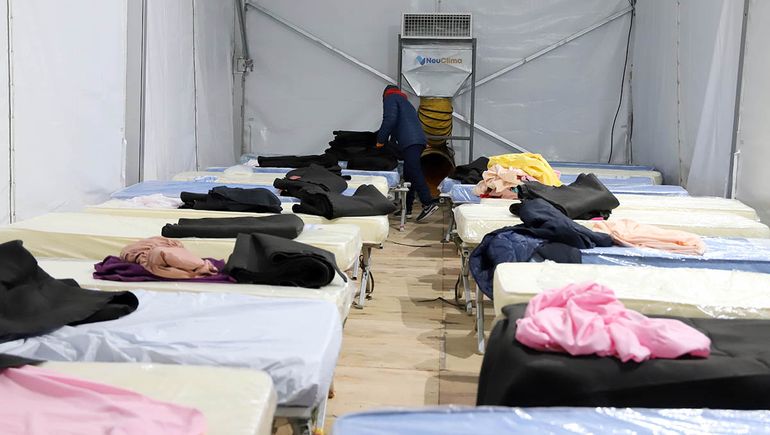 La sorpresa que se llevaron al revisar una cama en el parador nocturno de Ciudad Deportiva