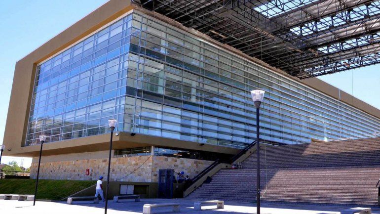 En plena cena familiar, le partió los dientes de un cabezazo a su pareja