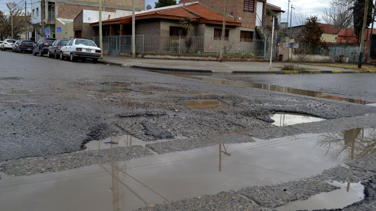 Cuando comienza a drenar el agua, afloran los pozos en el asfalto y se vuelve intransitables las calles de ripio.