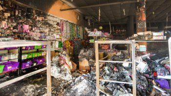 con una bomba molotov, incendio un local y quedo filmado