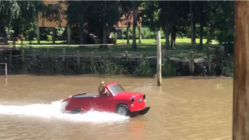 transformo su fiat 600 en una lancha y es furor en el delta