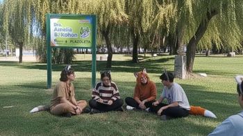 Una imagen colorida e inédita. El grupito Therian compartió un momento agradable en un espacio público de Cipolletti.