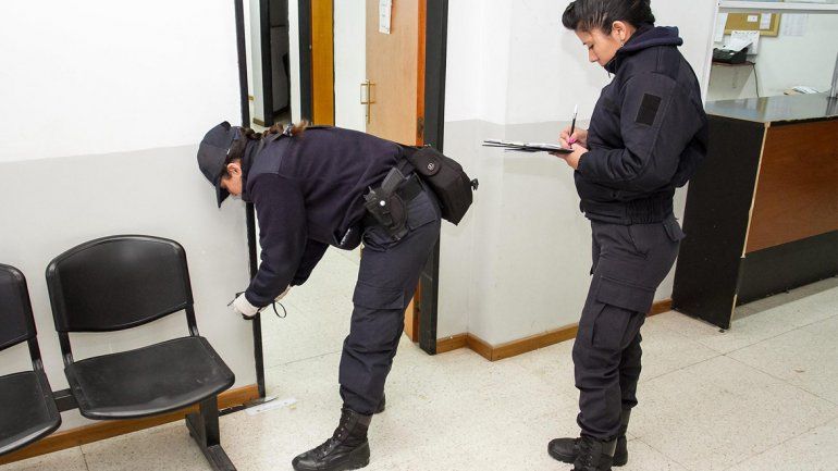 El cuchillo quedó muy cerca de la puerta del Juzgado 2