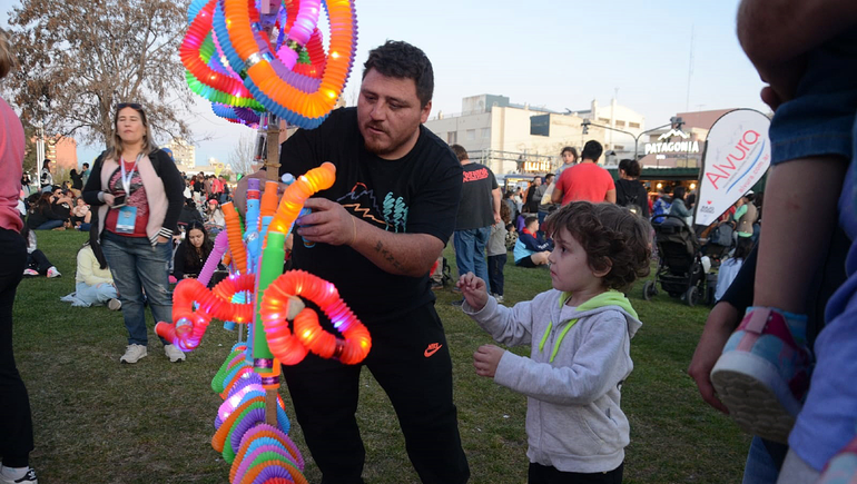 La locura de los juguetes luminosos en la Fiesta de la Confluencia