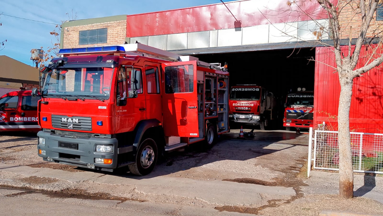 Los Bomberos Voluntarios de Fernández Oro acudieron al lugar del que emanaba el humo negro. Los Bomberos Voluntarios de Fernández Oro acudieron al lugar del que emanaba el humo negro.