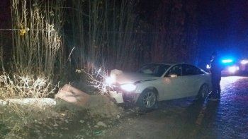 se quedo dormido, perdio el control de su audi y choco 