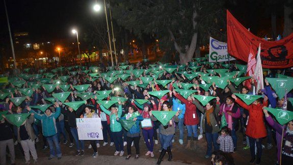 Las mujeres convocaron a un pañuelazo para mañana.
