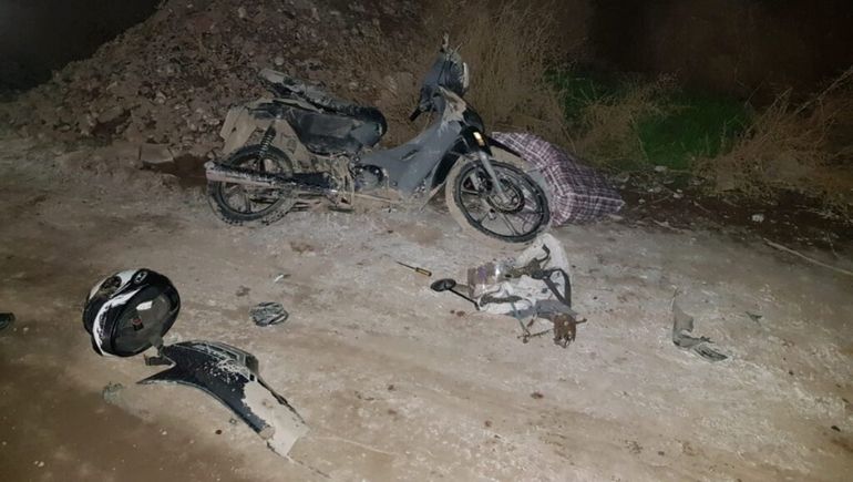 Chocó a una pareja que iba en moto y se dio a la fuga