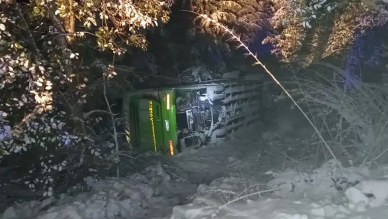 Volcó un colectivo con 25 pasajeros en la Ruta de los Siete Lagos