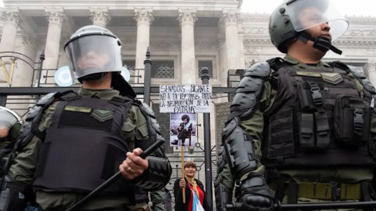 La discusi&oacute;n en el Congreso Nacional de la Ley Bases, que incluye al RIGI, provoc&oacute; tensiones, represi&oacute;n y la detenci&oacute;n de varias personas, que para el oficialismo podr&iacute;an tratarse de presuntos "terroristas" y para otros ser&iacute;an "presos pol&iacute;ticos", seg&uacute;n la informaci&oacute;n de lo ocurrido.