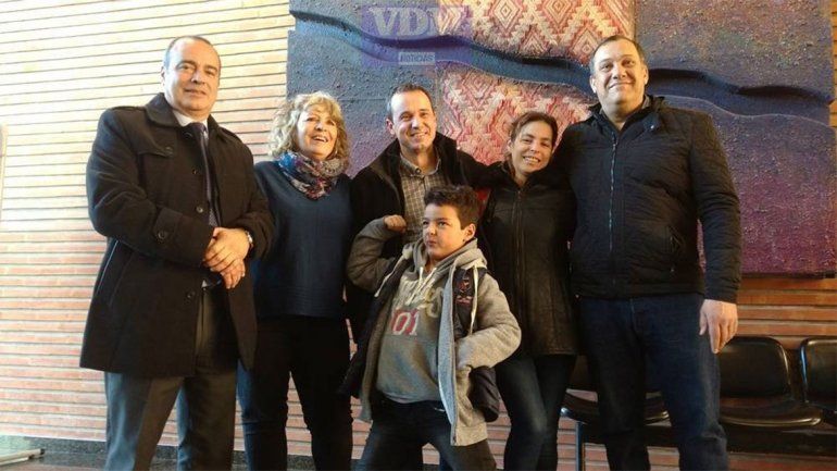 Joaquín y su familia junto a legisladores.