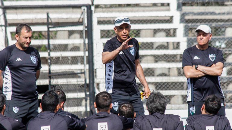 Comenzó la era Coronel: presentaron al nuevo DT albinegro en La Visera