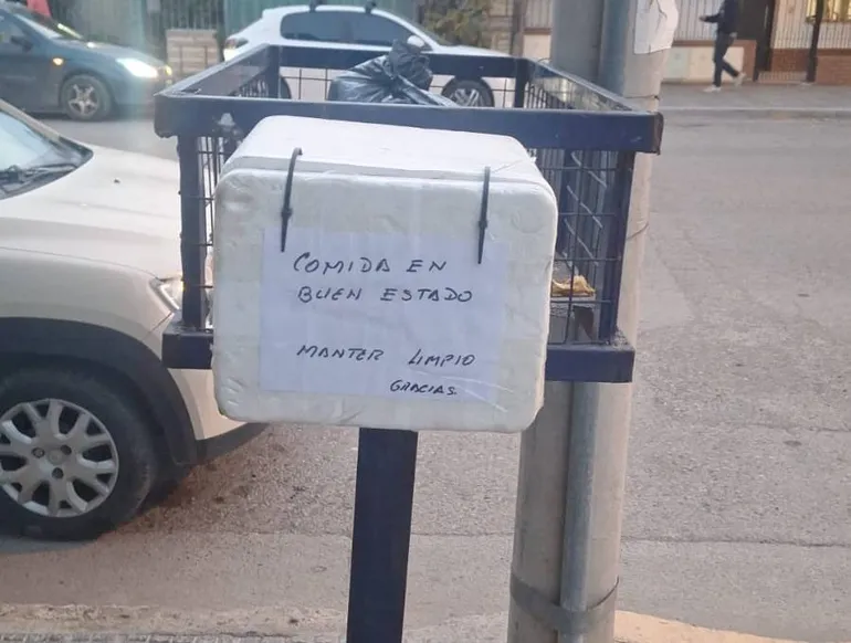 La caja donde el vecino solidario guarda los alimentos para quienes más lo necesitan.