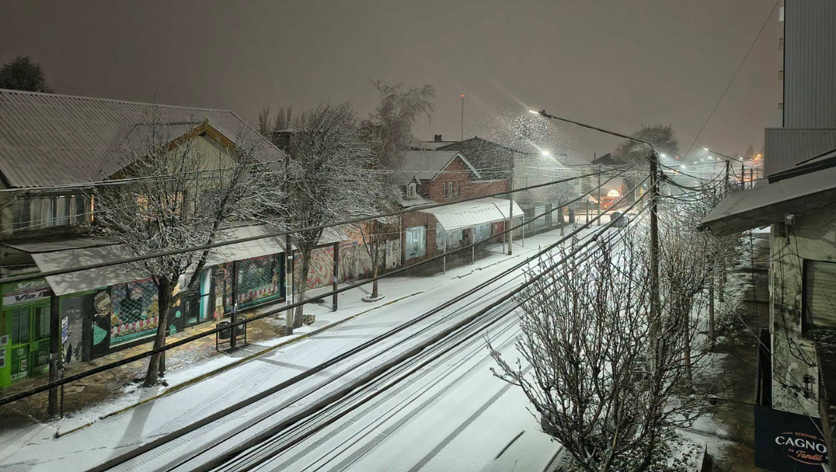 Bariloche se cubrió de nieve en un momento esperado de la temporada.