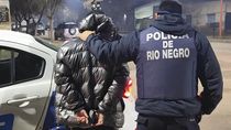 El hombre detenido por policías de Cipolletti después de una discusión de pareja en la vía pública. Andaba con un revólver 32 cargado de balas. El hombre detenido por policías de Cipolletti después de una discusión de pareja en la vía pública. Andaba con un revólver 32 cargado de balas.