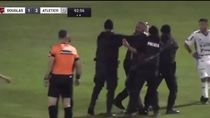 federal a: un hincha de douglas haig se metio a la cancha para pegarle al arbitro